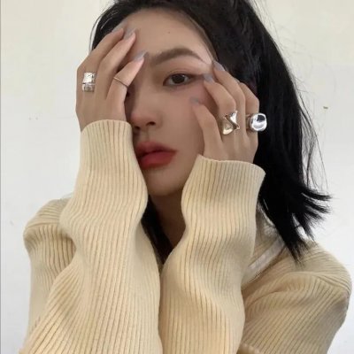 皎若云间月